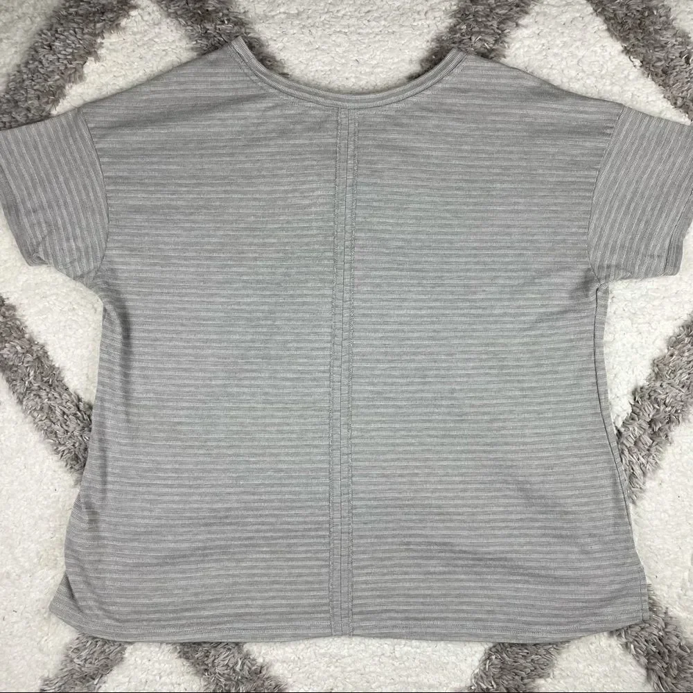 Women’s North Face Short Sleeve - Picture 2 of 4